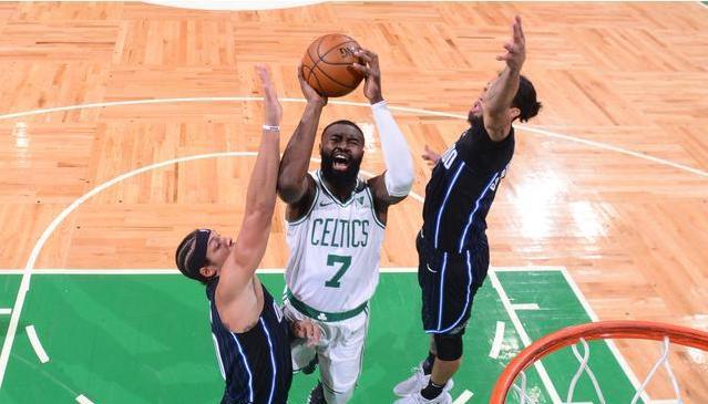  魔术连胜终结于青年军活塞  